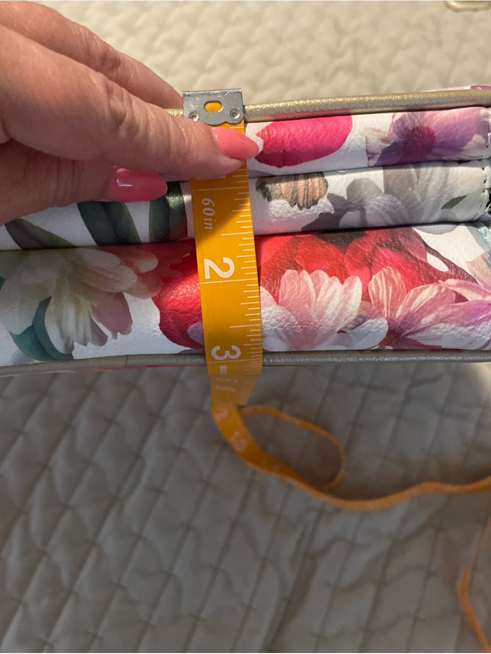 Lg BETSEY JOHNSON White Floral Cosmetic Bag with Gold Bow Accent new without tag - Picture 10 of 10